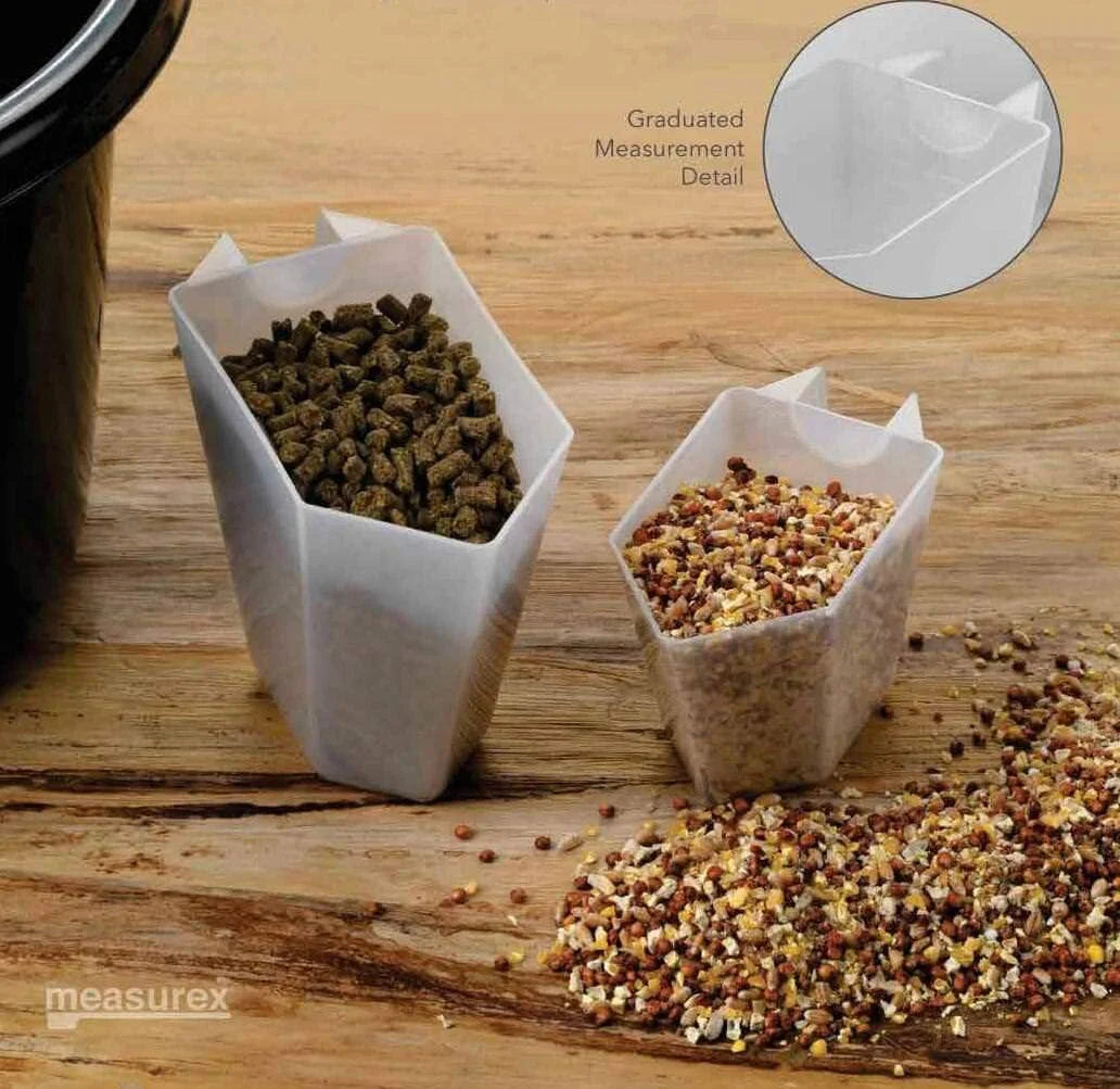 Two PP measuring cups, used to measure animal kibble.